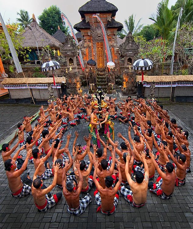 Properti Tari Kecak: Makna, Fungsi, dan Keunikan Unsur Pendukung Tarian Sakral Bali